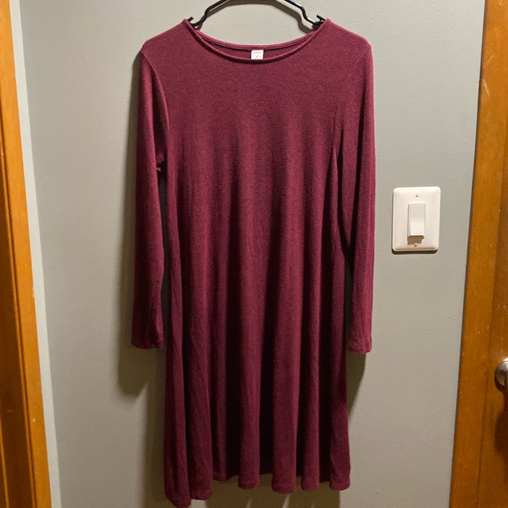 “WORN ONCE” WOMANS DRESS SIZE MEDIUM! IN GREAT CONDITION! SMOKE FREE HOME!